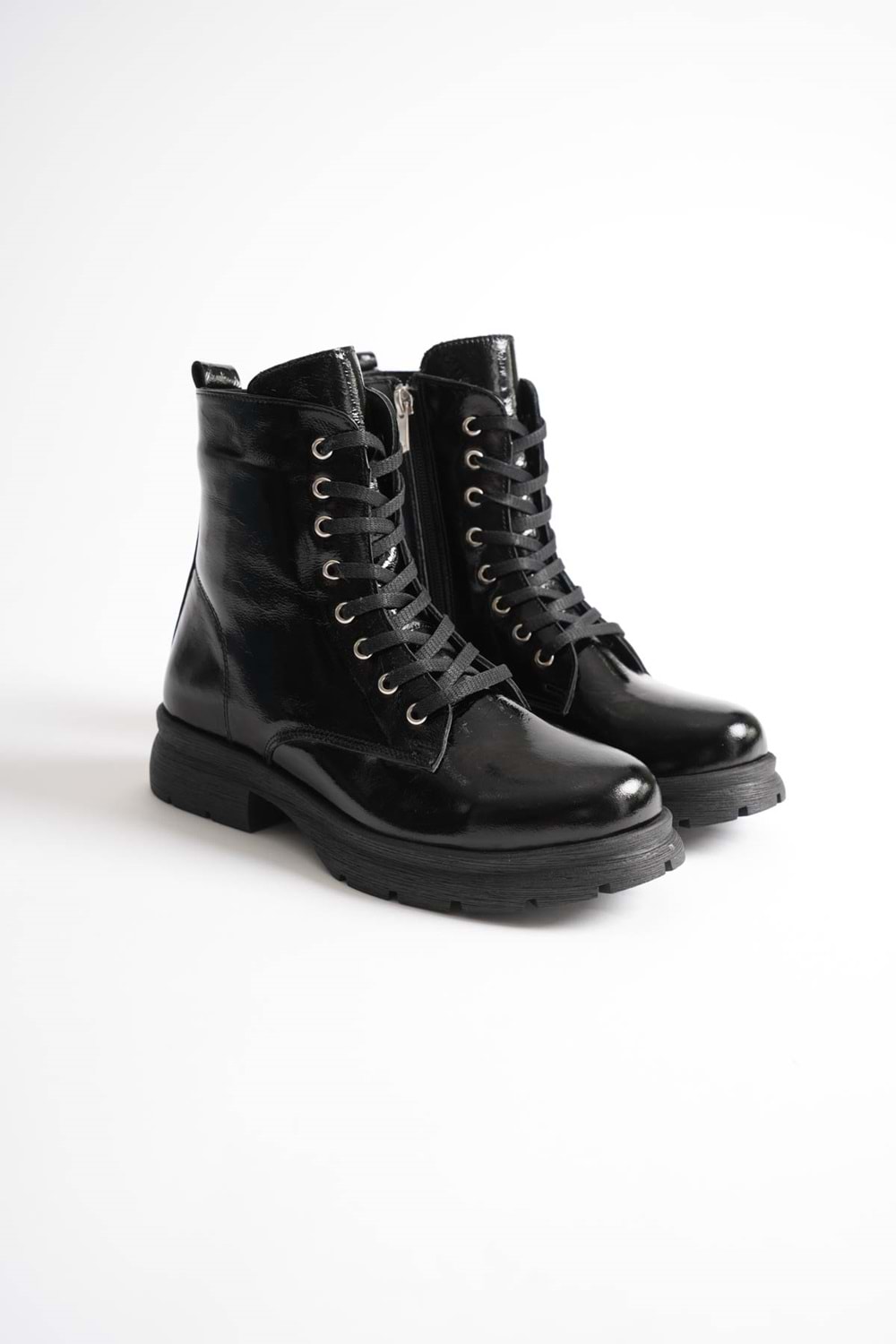 Kadın Hakiki Deri Bağcıklı Fermuarlı Rahat Postal Bot - Siyah Rugan