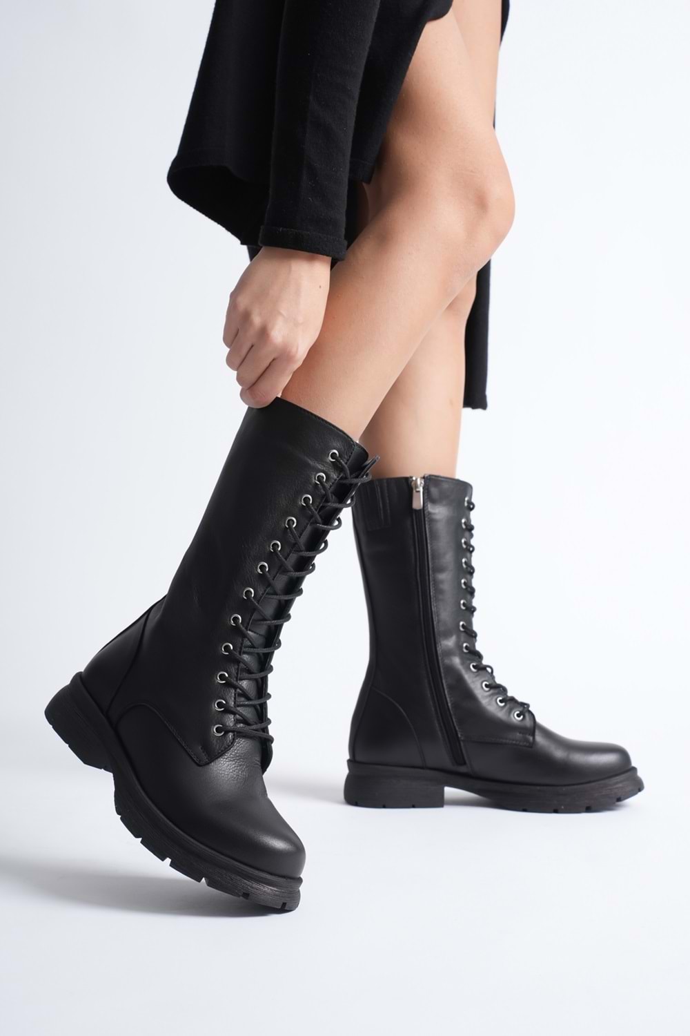 Kadın Hakiki Deri Fermuarlı Bağcıklı Postal Bot - Siyah