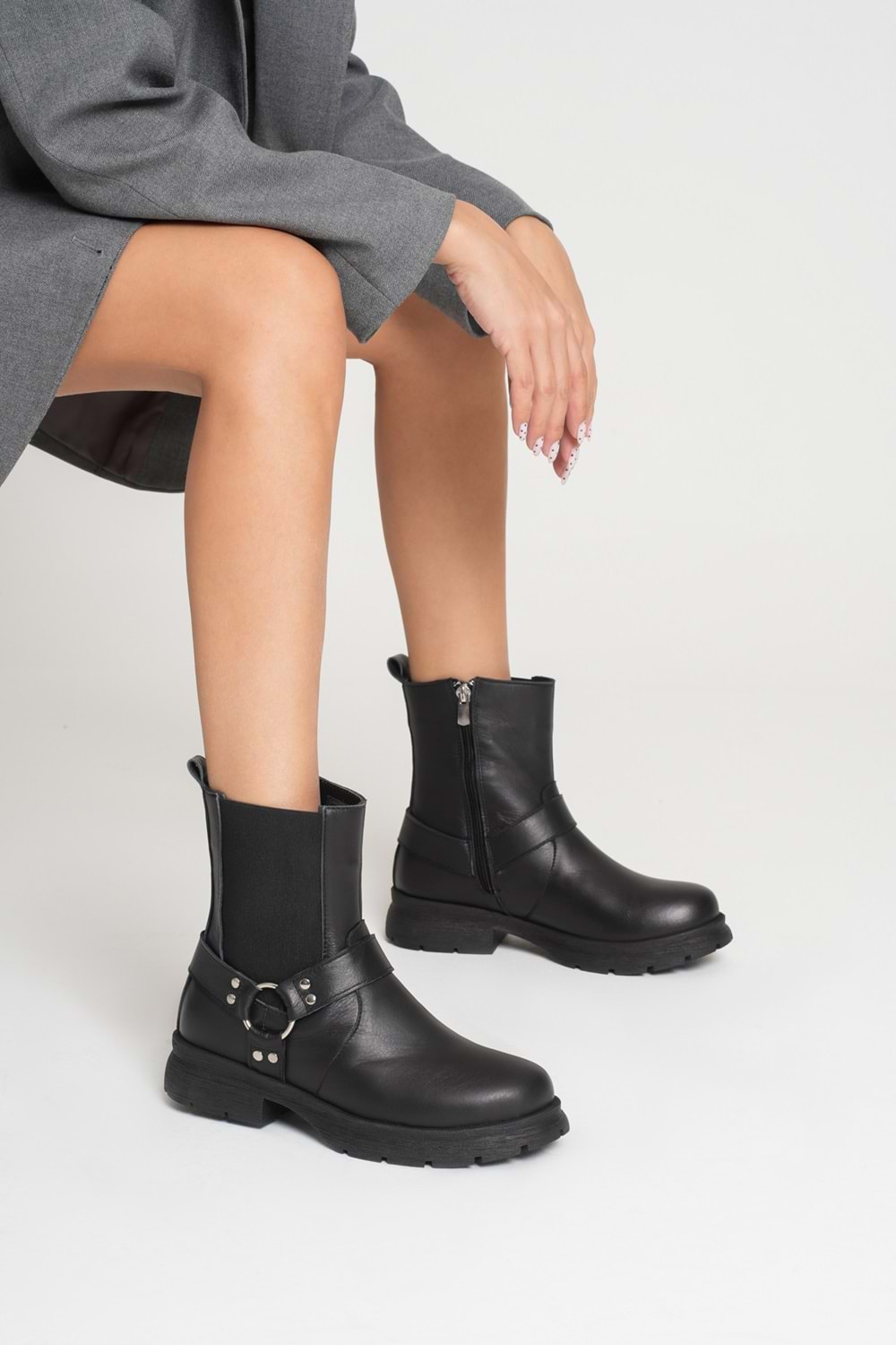 Kadın Hakiki Deri Metal Aksesuarlı Bot - Siyah