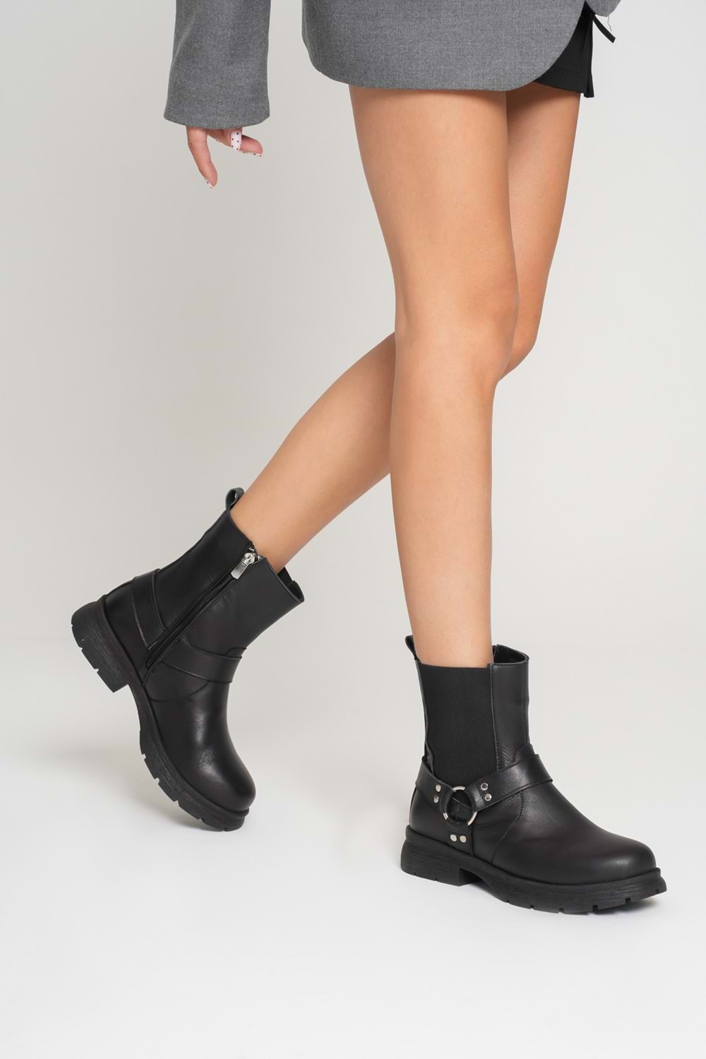 Kadın Hakiki Deri Metal Aksesuarlı Bot - Siyah