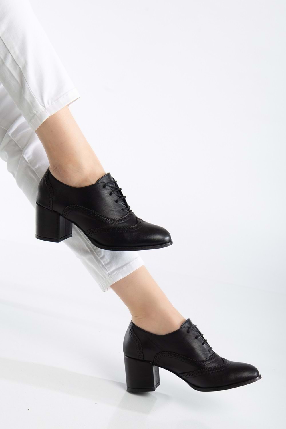 Kadın Hakiki Deri Lazer Detaylı Şık Topuklu Ayakkabı - Siyah