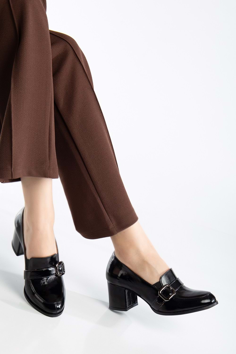 Kadın Hakiki Deri Toka Detaylı Topuklu Ayakkabı - Siyah Rugan