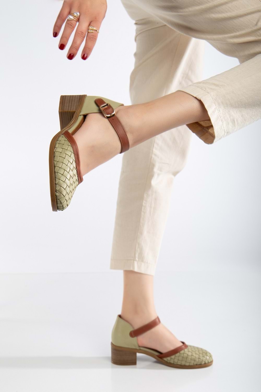 Kadın Hakiki Deri Burnu Kapalı Örgülü Sandalet - Yeşil