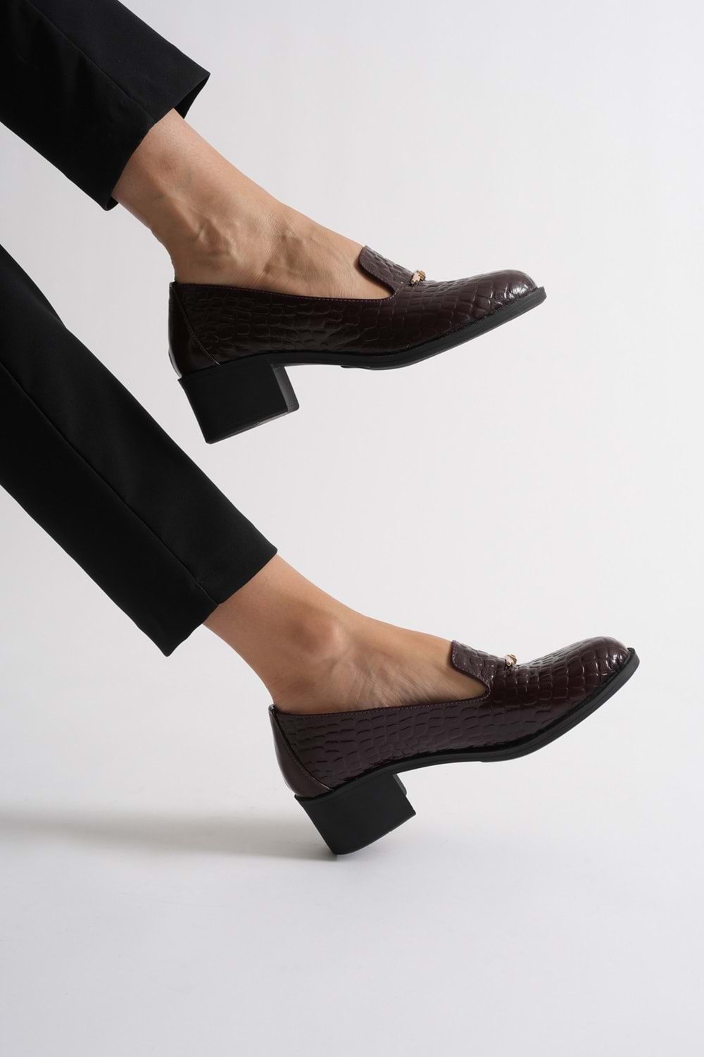 Kadın Hakiki Deri Kroko Baskılı Tokalı Topuklu Ayakkabı - Bordo Rugan