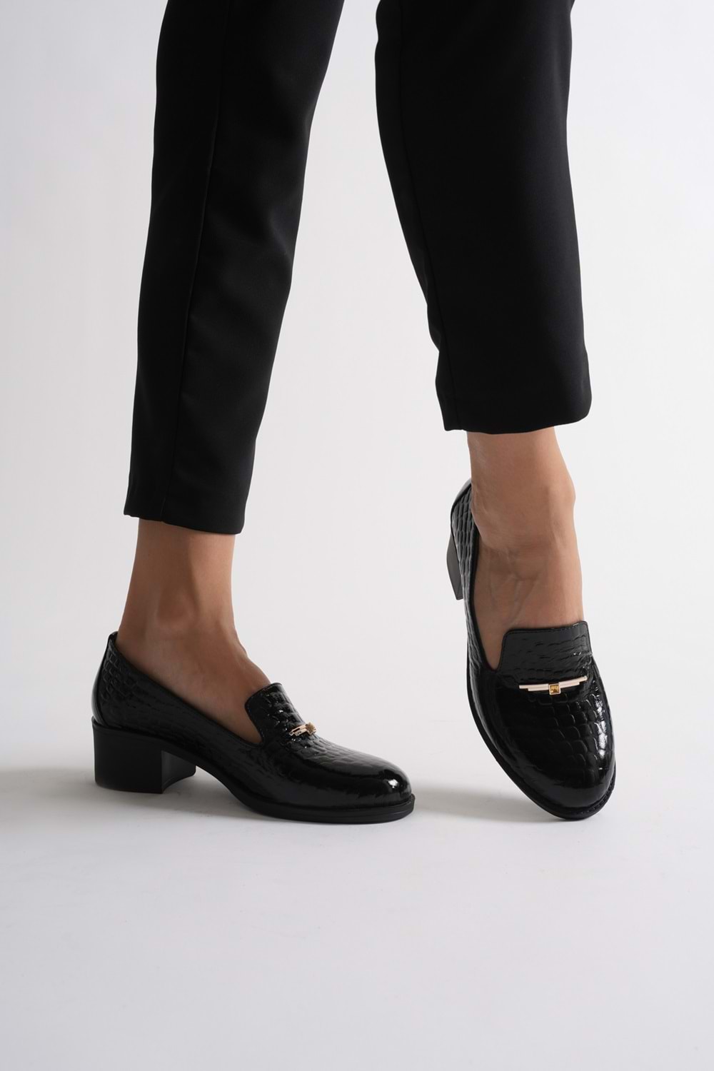 Kadın Hakiki Deri Kroko Baskılı Tokalı Topuklu Ayakkabı - Siyah Rugan