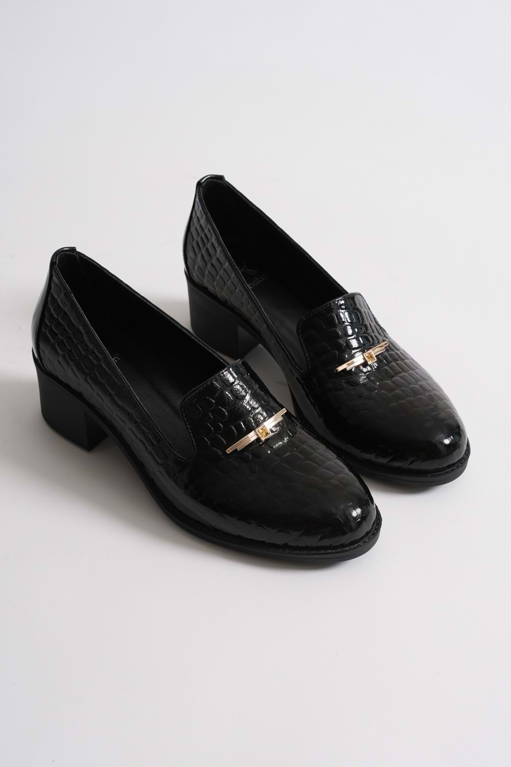 Kadın Hakiki Deri Kroko Baskılı Tokalı Topuklu Ayakkabı - Siyah Rugan