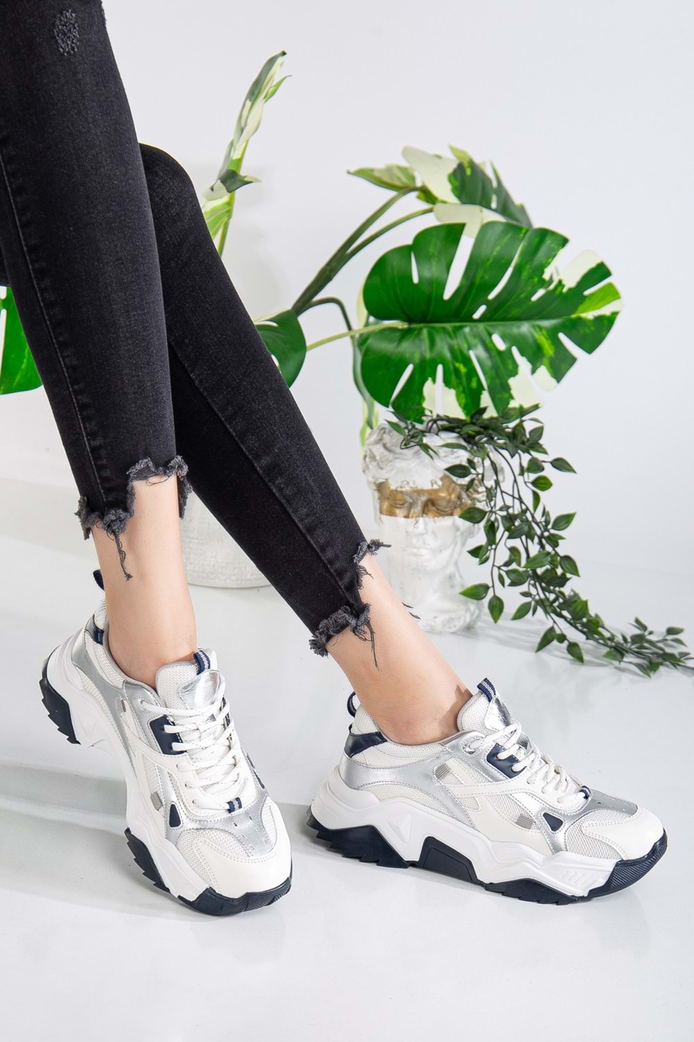 Kadın Yüksek Taban Sneaker Bağcıklı Spor Ayakkabı - Beyaz-Gümüş