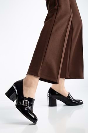 Kadın Hakiki Deri Toka Detaylı Topuklu Ayakkabı - Siyah Rugan