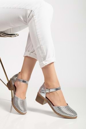 Kadın Hakiki Deri Burnu Kapalı Delikli Sandalet - Gümüş
