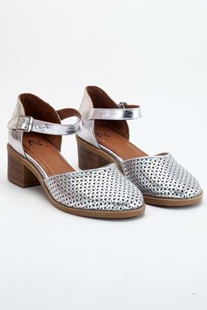 Kadın Hakiki Deri Burnu Kapalı Delikli Sandalet - Gümüş