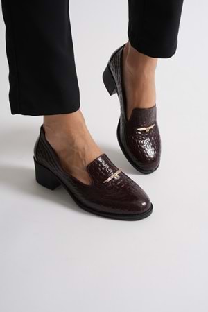 Kadın Hakiki Deri Kroko Baskılı Tokalı Topuklu Ayakkabı - Bordo Rugan