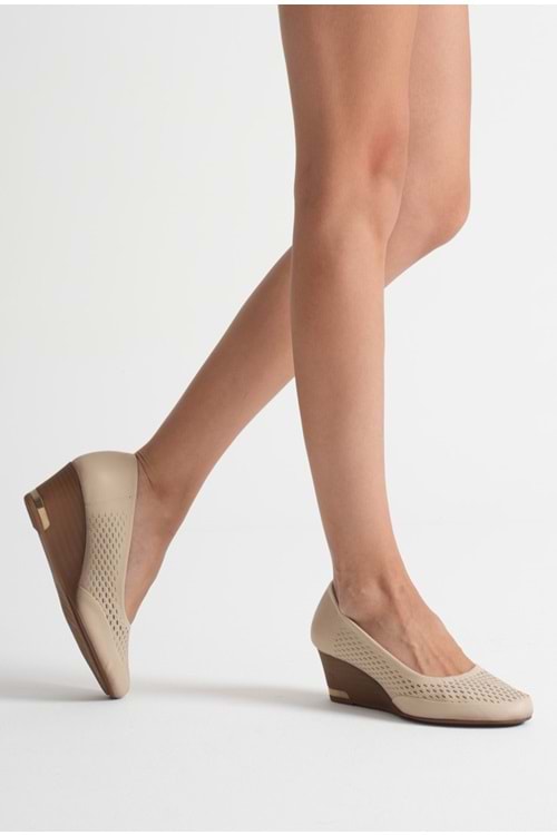 Kadın Hakiki Deri Petek Baskılı Dolgu Topuklu Ayakkabı - Bej