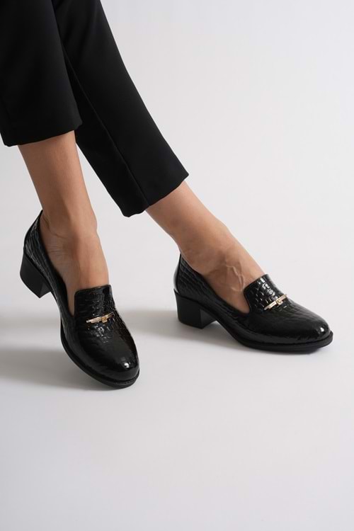 Kadın Hakiki Deri Kroko Baskılı Tokalı Topuklu Ayakkabı - Siyah Rugan