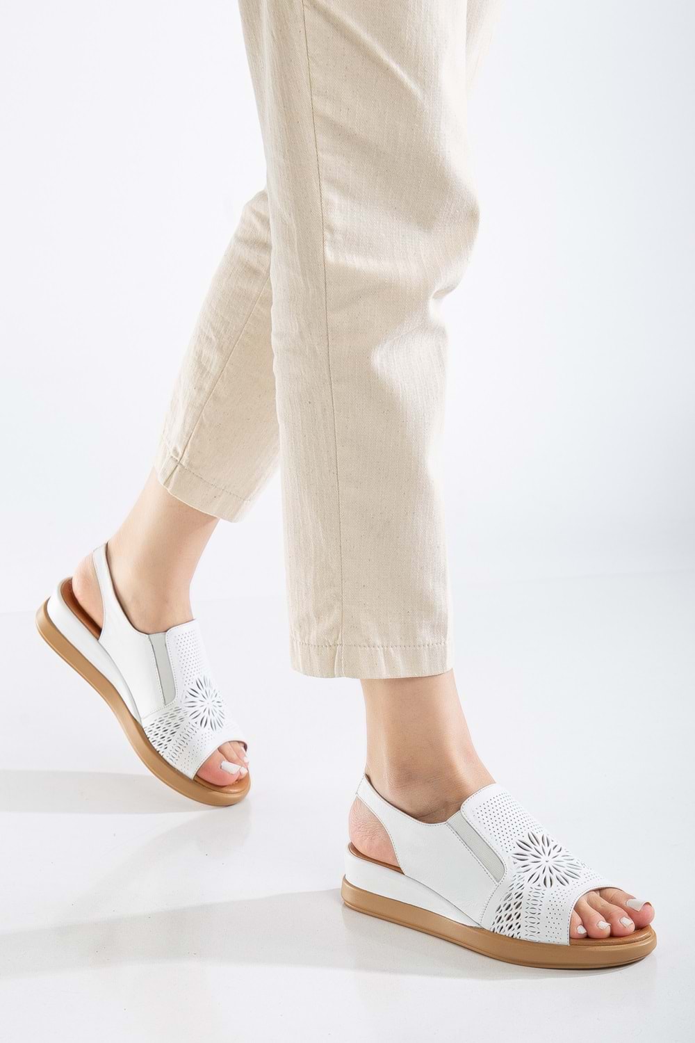 Kadın Hakiki Deri Lastikli Sandalet - Beyaz