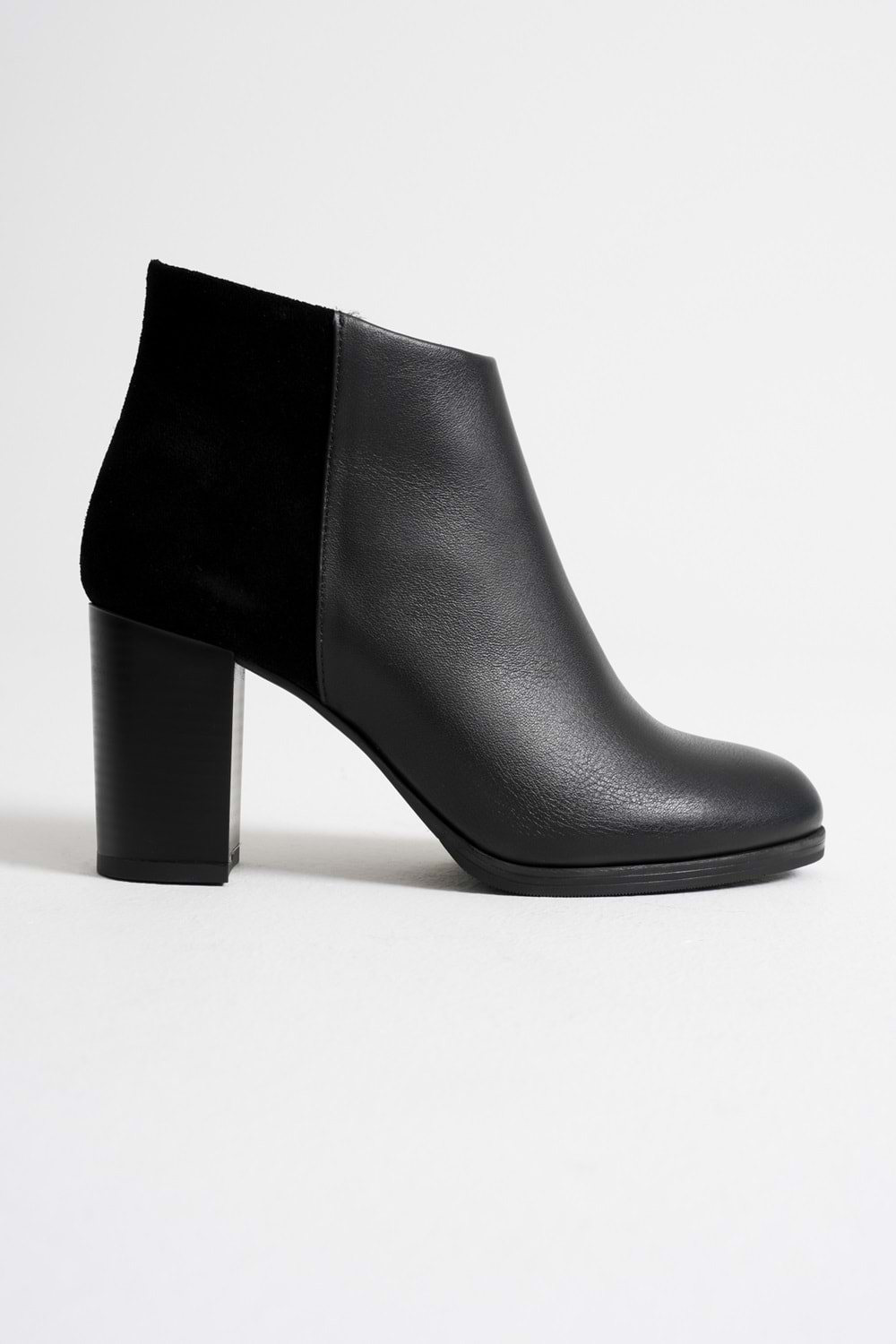 Kadın Hakiki Deri Arkası Süet Detaylı Topuklu Bot - Siyah